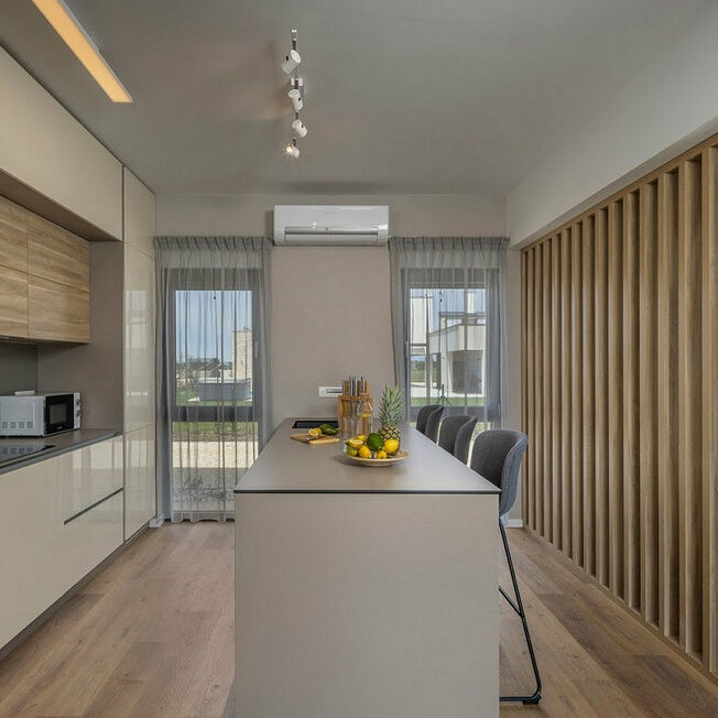 Pregradna ograda od drveta – spoj elegancije i funkcionalnosti!  Precizna izrada drvenih pregrada donosi toplinu prirodnog drveta u vaš prostor, pružajući moderan dizajn i optimalnu podjelu prostora.