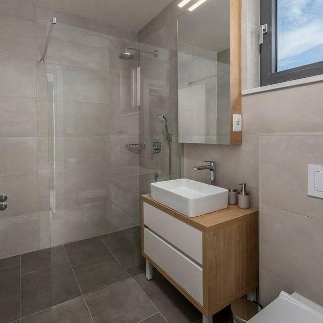 Elegancija u svakom detalju!  Precizno izrađen ormarić s nadgradnim umivaonikom savršeno se uklapa u moderan interijer, dok zidni ormarić s ogledalom pruža dodatnu funkcionalnost i vizualno proširuje prostor. Kombinacija vrhunskih materijala i besprijekorne izrade osigurava dugotrajnost i sofisticiran izgled.